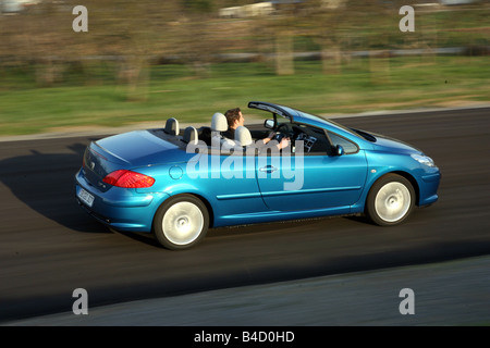 Peugeot 307 CC HDi FAP 135 Platinum, modèle 2006- bleu, déménagement, la diagonale de l'arrière, vue latérale, country road, open top Banque D'Images