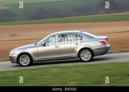 BMW 530i automatique, modèle de l'année 2007, l'anthracite, la conduite, la vue latérale, country road Banque D'Images