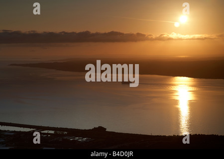 Vue du haut de la colline surplombant le lac de Belfast Belfast au lever du soleil l'Irlande du Nord uk Banque D'Images