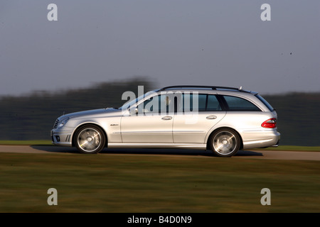 Mercedes E 63 AMG T, l'année de modèle 2006, d'argent, la conduite, la vue latérale, country road Banque D'Images