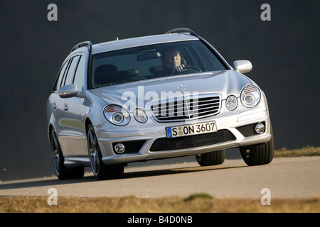 Mercedes E 63 AMG T, l'année de modèle 2006, d'argent, la conduite, la diagonale de l'avant, vue frontale, country road Banque D'Images