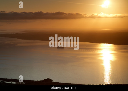 Vue du haut de la colline surplombant le lac de Belfast Belfast au lever du soleil l'Irlande du Nord uk Banque D'Images