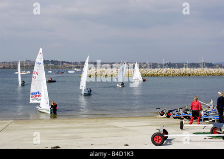 Les étudiants de l'Académie de voile olympique de 2012 à Portland, Dorset Banque D'Images