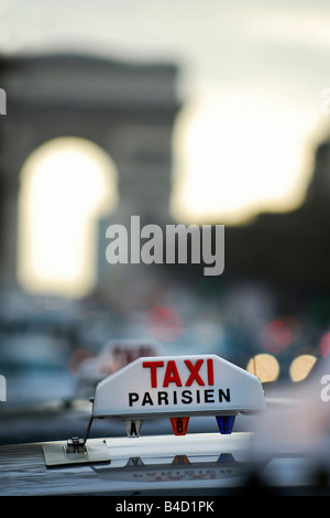 Taxi Parisien signe sur taxi avec troubles de l'Arc de Triomphe sur l'arrière-plan Banque D'Images