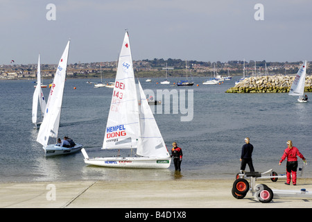 Les étudiants de l'Académie de voile olympique de 2012 à Portland, Dorset Banque D'Images