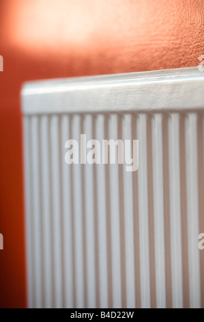 Radiateur peint en blanc sur fond rouge Banque D'Images