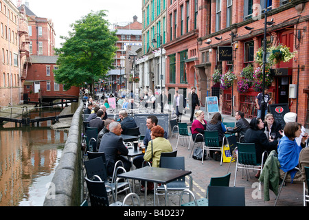 Juillet 2008 - Les gens assis à l'extérieur des cafés sur Canal street, connu également comme le Village Gay de Manchester en Angleterre UK Banque D'Images