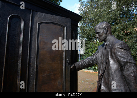 CS Lewis statue avec armoire à holywood arches à Belfast Banque D'Images