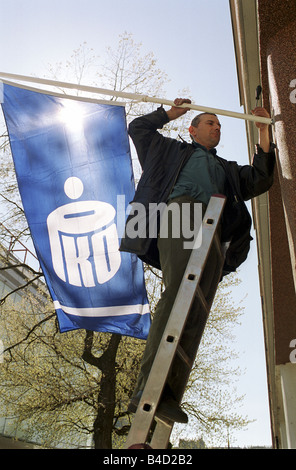L'installation d'un travailleur d'un drapeau avec le logo de la banque PKO, Varsovie, Pologne Banque D'Images
