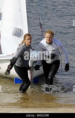 Les femmes étudiant à l'Académie de voile olympique de 2012 à Portland, Dorset Banque D'Images