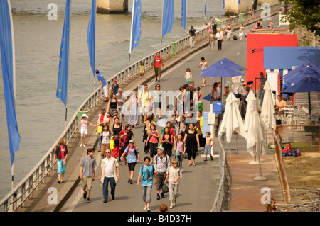 Les piétons circulant sur une route fermée sur la rive de la Seine à Paris Plage à Paris France Banque D'Images