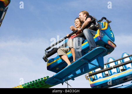 Un couple sur un fun fair ride Banque D'Images