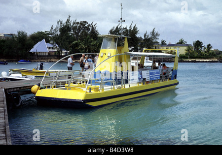 Bateau à fond de verre au Paradise Bay Ile Maurice Banque D'Images