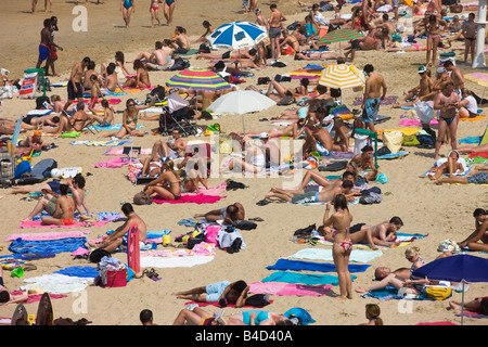 Les baigneurs de Biarritz une ville de villégiature dans la région basque du sud-ouest de la France sur l'Océan Atlantique Banque D'Images