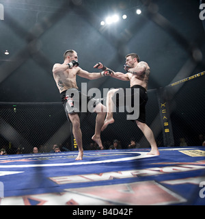 Les combattants de la cage en action lors d'une cage Wars concours tenu à Brahead arena de Glasgow les combattants de MMA (Mixed Martial Arts fighters Banque D'Images