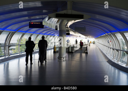 Billet d'Air France l'Aéroport International de Manchester à passagers en passage entre les bornes Banque D'Images