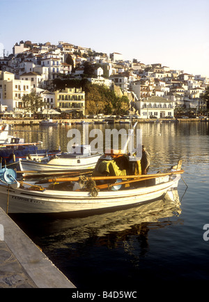 Pêcheur et son bateau dans le port, la ville de Skopelos, sur l'île grecque de Skopelos, Sporades, en Grèce Banque D'Images