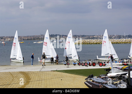 Les étudiants de l'Académie de voile olympique de 2012 à Portland, Dorset Banque D'Images