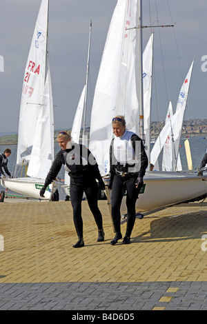 Les femmes étudiant à l'Académie de voile olympique de 2012 à Portland, Dorset Banque D'Images