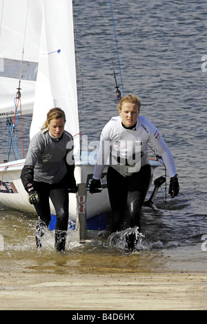 Les femmes étudiant à l'Académie de voile olympique de 2012 à Portland, Dorset Banque D'Images