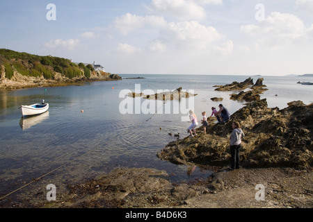 Bull Bay Ile d'Anglesey au nord du Pays de Galles UK Septembre Groupe famille nourrir les canards sur une belle journée d'automne Banque D'Images