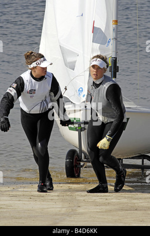 Les femmes étudiant à l'Académie de voile olympique de 2012 à Portland, Dorset Banque D'Images