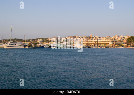 Yachts de luxe et de Croisière au début du matin à Lavrion Port mer Grèce continentale Banque D'Images