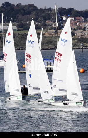 Les tuteurs de l'Académie de voile des Jeux olympiques de leurs étudiants de remorquage retour à la marina de Portland après une leçon Banque D'Images