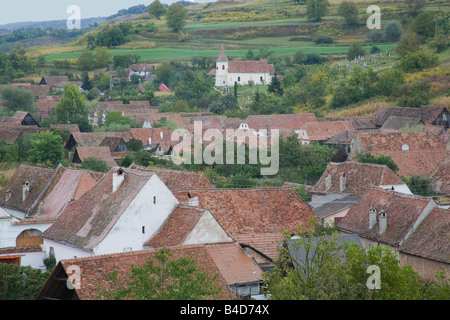 Biertan Transylvanie Roumanie Europe Septembre Vue sur les toits de tuiles rouges de ce village Saxon vers une petite église Banque D'Images