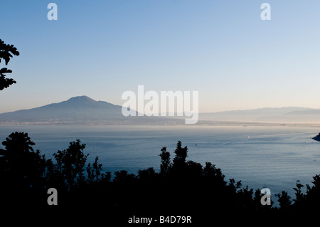 Vue sur la baie de Naples vers le Mont Vésuve Banque D'Images