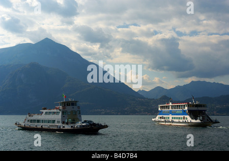 Bateaux à passagers traversant le lac de Côme, Lombardie, Italie Banque D'Images