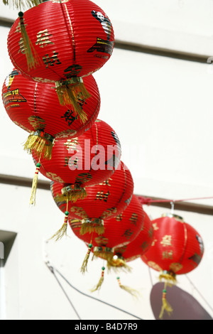 Lanternes chinoises sur des cordes suspendues à travers une rue de China Town Gerrard Street Londres Banque D'Images