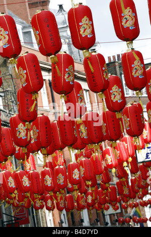 Lanternes chinoises sur des cordes suspendues à travers une rue de China Town Gerrard Street Londres Banque D'Images