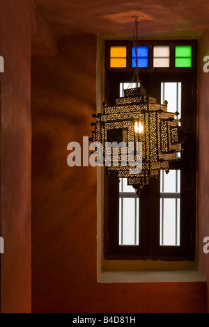 Le Qatar, au Moyen-Orient, Péninsule Arabe, Doha, détail d'une lumière dans l'arabe traditionnel restauré Souq Waqif Banque D'Images