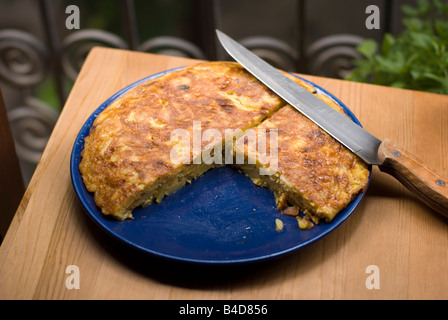 Accueil fraîchement faite de pommes de terre tortilla espagnole laisse refroidir sur un balcon à Valencia Espagne Banque D'Images