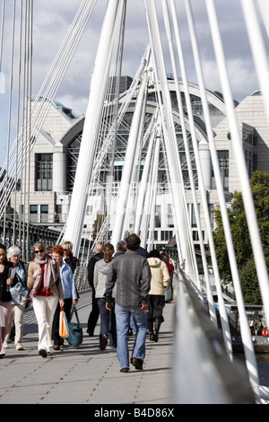 Les frontaliers et les touristes traversant le pont du Jubilé de Charing Cross Station Westminster London Banque D'Images