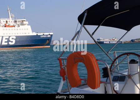 Voir de voiture et les traversiers de passagers à travers le poste de pilotage de la location à Lavrion Port Ville Grèce continentale Grèce Mer Egée Banque D'Images