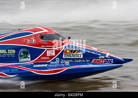 Bateau de pouvoir sur Oulton Broad, Nigel Whitlam Banque D'Images