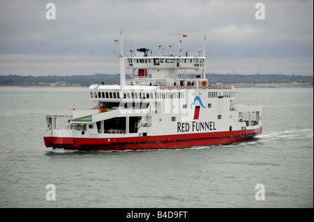 Traversée en ferry Red Funnel le Solent, entre Cowes, île de Wight et Southampton UK Banque D'Images