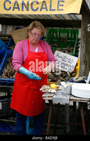 Juillet 2008 - Femme vendant les huîtres au marché par la prot à Cancale Bretagne France Banque D'Images