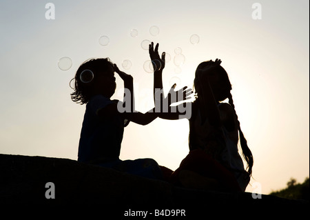 Deux filles indiennes assis sur un rocher à l'affiche avec bulles d'ossature. L'Inde Banque D'Images