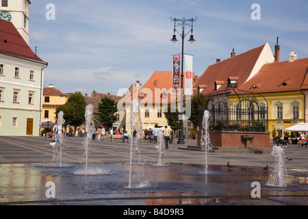 La Transylvanie Sibiu Roumanie Europe vieux bâtiments et fontaines dans Piata Mare au centre-ville historique de Hermannstadt Banque D'Images