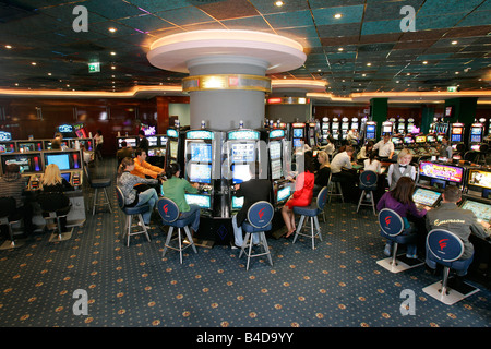 Machine à sous casino roulette roue électronique paris boutique mentions légales toxicomanie habitude de regarder la télévision assis Résultat contrôle Banque D'Images