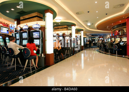 Machine à sous casino roulette roue électronique paris boutique mentions légales toxicomanie habitude de regarder la télévision assis Résultat contrôle Banque D'Images