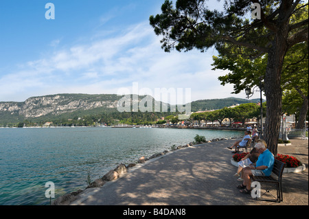 Des gens assis sur le bord du lac de Garda, Lac de Garde, Italie Banque D'Images