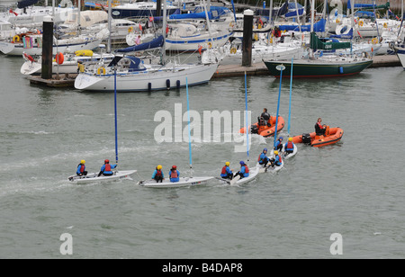 Bateaux à voile remorqué sur le port à Cowes sur l'île de Wight, Royaume-Uni Banque D'Images