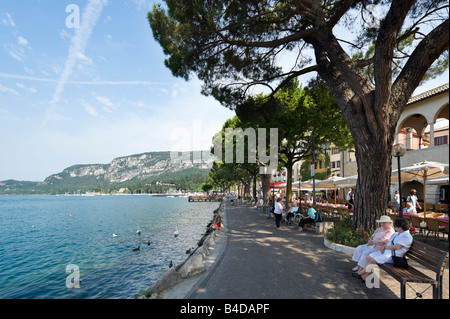 Des gens assis sur le bord du lac de Garda, Lac de Garde, Italie Banque D'Images