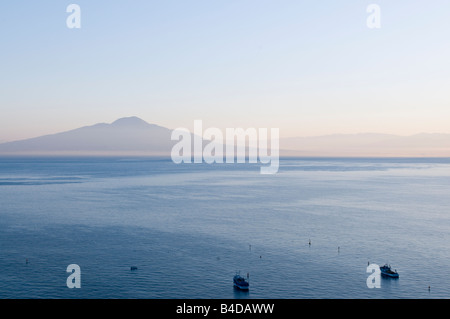 Vue sur la baie de Naples vers le Mont Vésuve Banque D'Images