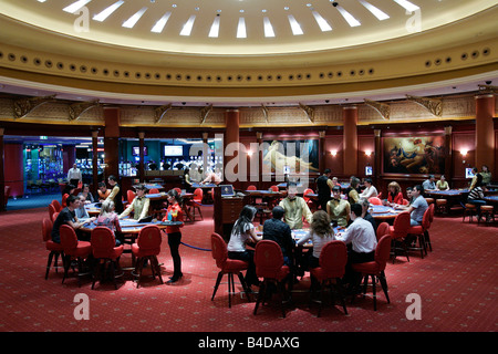 Machine à sous casino roulette roue électronique paris boutique mentions légales toxicomanie habitude de regarder la télévision assis résultat contrôle progr Banque D'Images