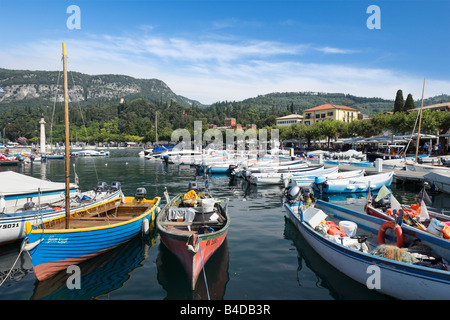 Bateaux de pêche dans le port, Garda, Lac de Garde, Italie Banque D'Images
